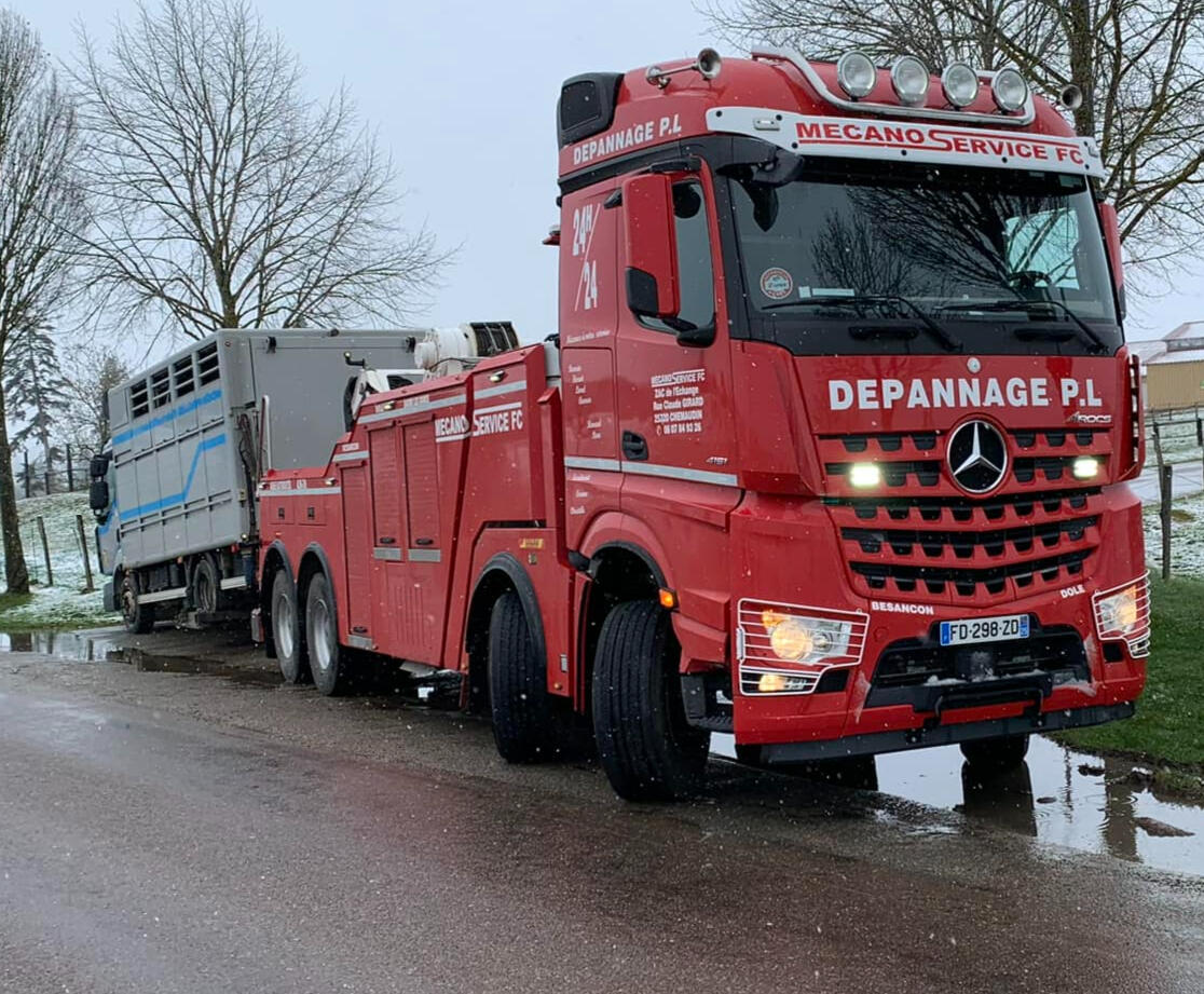 Dépanneuse Poids Lourd en train de dépanner un camion à Besançon